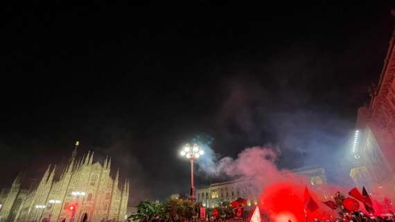 FOTO MN - Delirio in Piazza Duomo: i tifosi esaltano i Campioni d'Italia sulle note di "Pioli is on fire" 