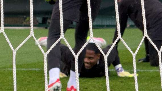 VIDEO MN - Verso la Finale, il riscaldamento di Maignan in rifinitura