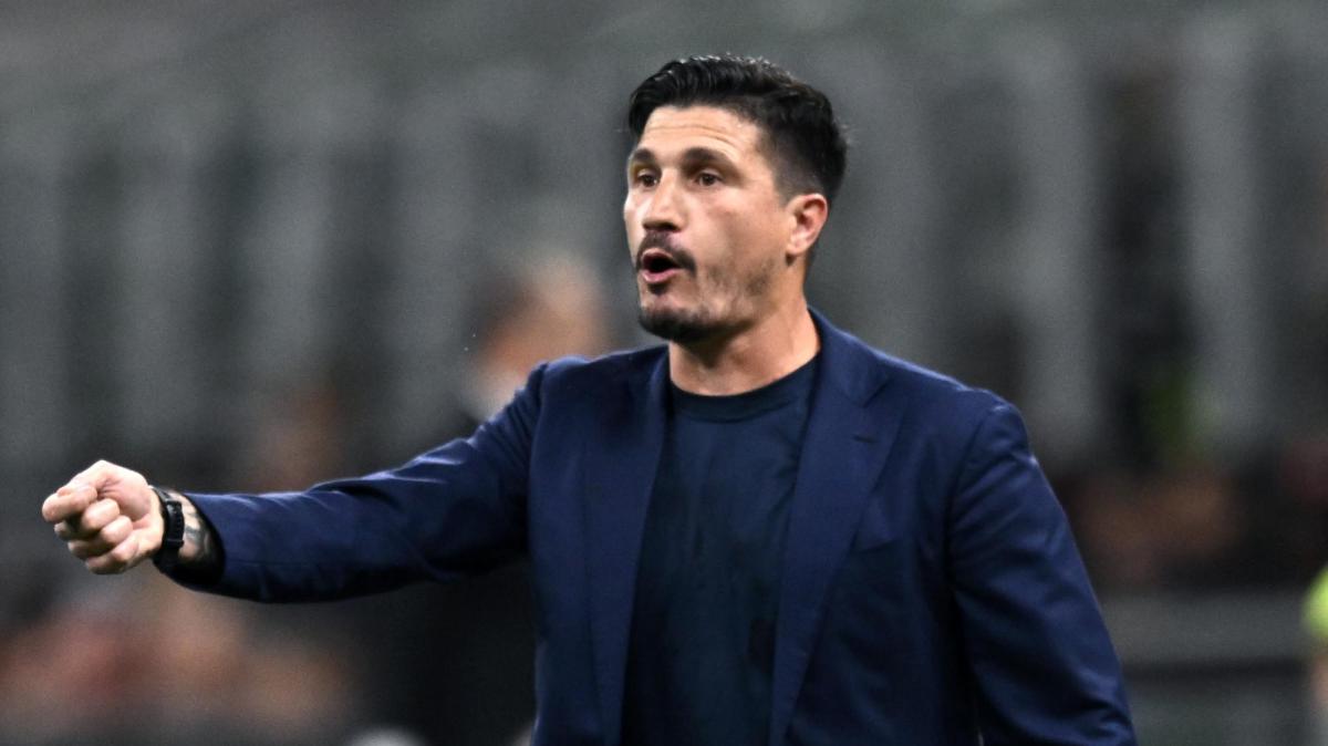 L'allenatore Fabio Pisacane rinnova col Cagliari fino al 2028