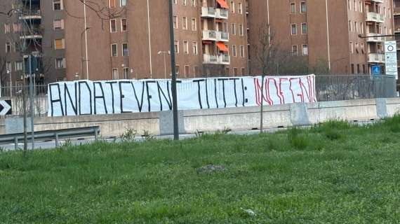 MN - Striscione della Curva fuori Casa Milan: "Andatevene tutti: indegni"