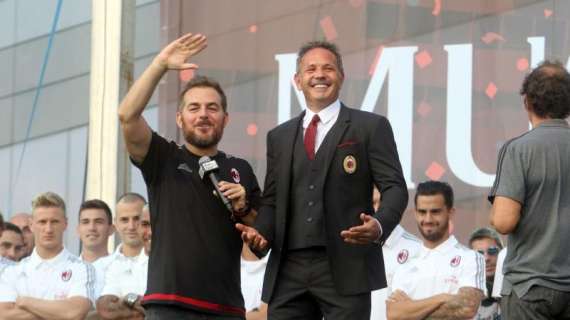 Casa Milan, Mihajlovic salta al coro "chi non salta nerazzurro è"