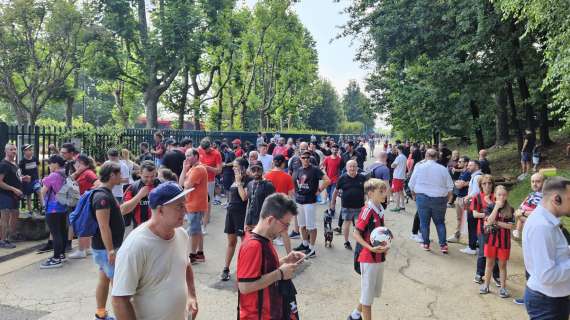 FOTO MN - Tifosi rossoneri in aumento fuori da Milanello