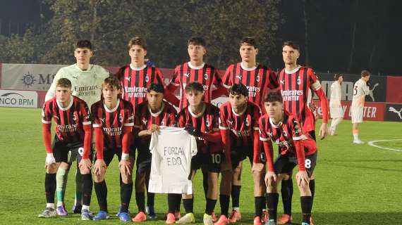 Prima di Milan-Roma la Primavera rossonera ha posato con una maglia per Edoardo Bove