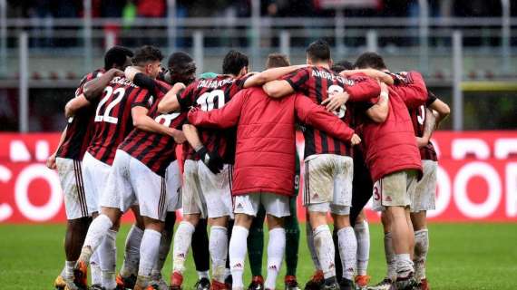 Juventus-Milan, rossoneri in campo per il riscaldamento