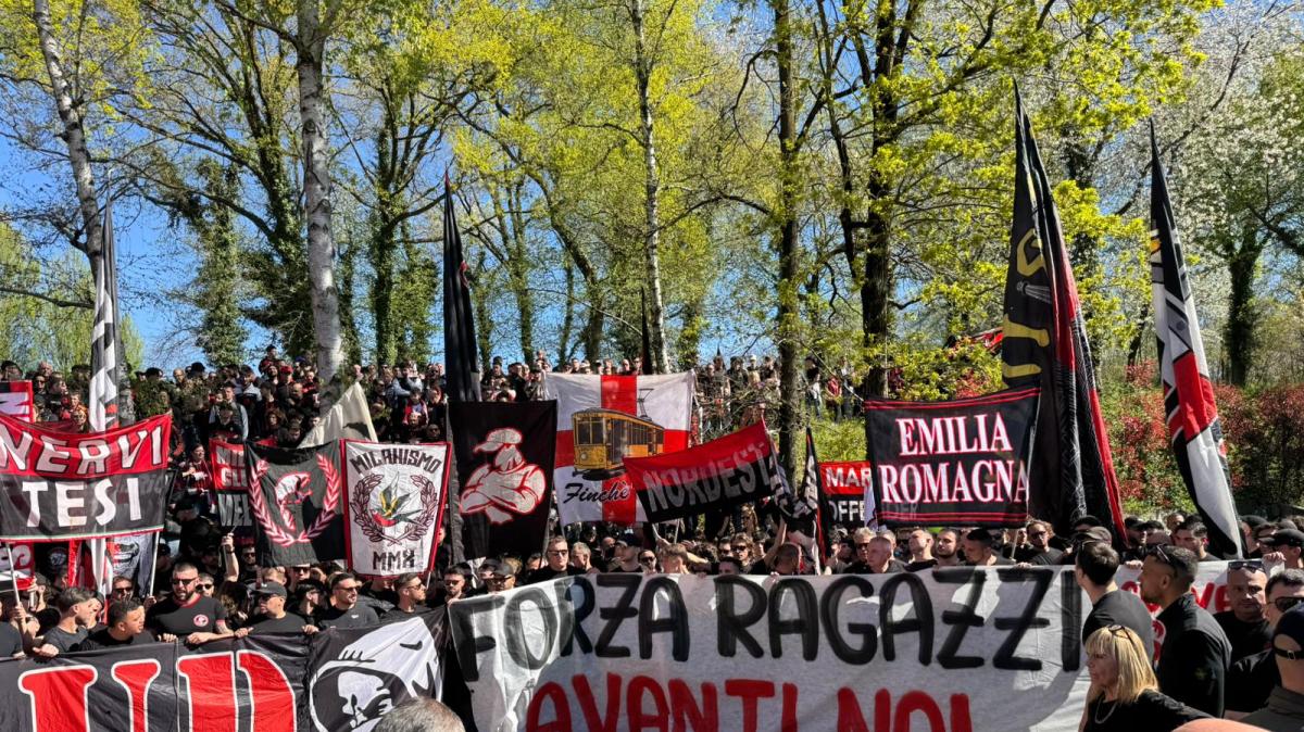 VIDEO MN - Lo striscione della Curva Sud a Milanello: "Forza ragazzi. Avanti noi"