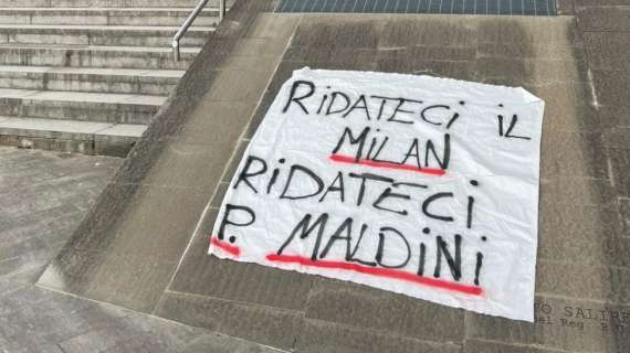 FOTO - Striscione sotto Casa Milan: "Ridateci il Milan, ridateci P.Maldini"