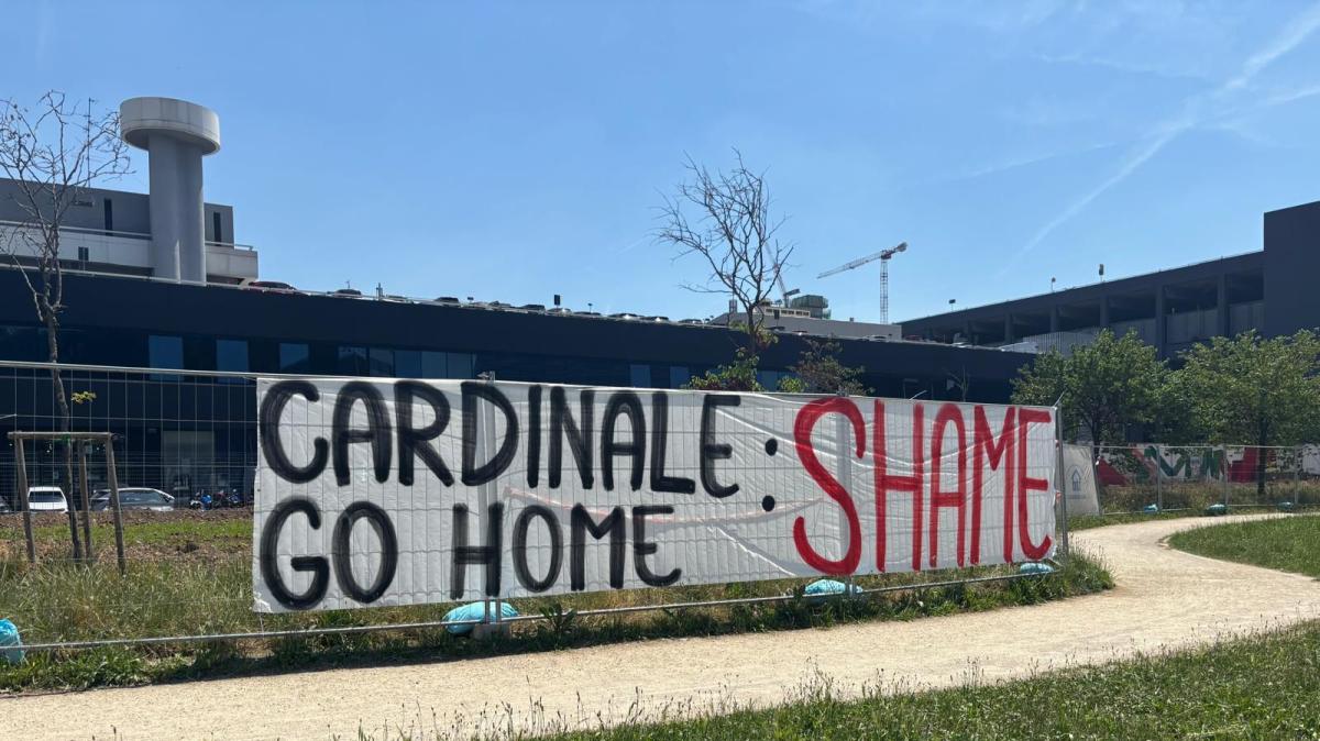 FOTO MN - Striscione (subito rimosso) contro Cardinale anche fuori da Casa Milan