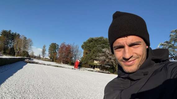 Il Milan a Milanello per la rifinitura tra la neve: Morata posa sorridente