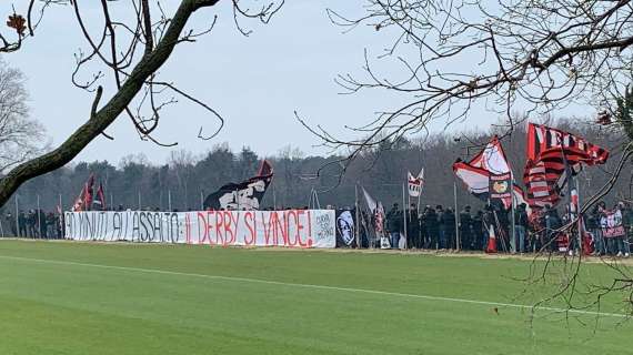 VIDEO MN - La Curva Sud a Milanello sostiene i rossoneri alla vigilia del derby