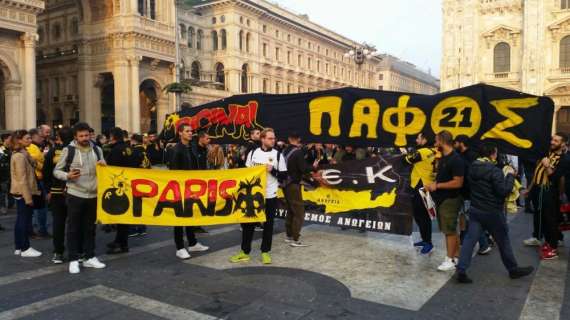 FOTO MN - Verso Milan-AEK Atene: le immagini dei tifosi greci in Piazza Duomo a Milano