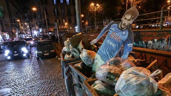 Ira dei tifosi del Napoli: nei rifiuti il cartonato di Kvaratskhelia