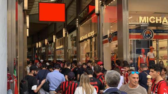 FOTO MN - Store del Milan a San Babila preso d'assalto: presenti oltre 500 tifosi