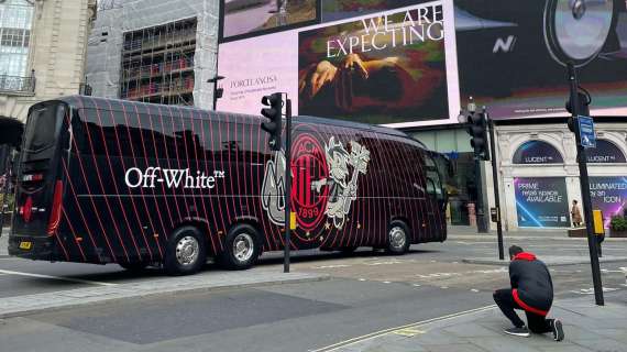 FOTO MN - Il pullman del Milan è già a Londra: sulla fiancata presente il brand Off White