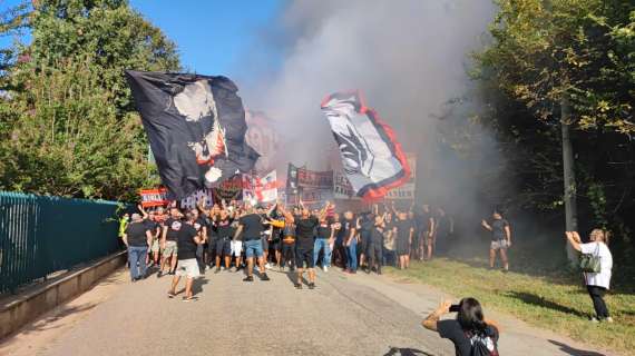 VIDEO MN - L'incitamento della Curva Sud in vista di Milan-Cagliari