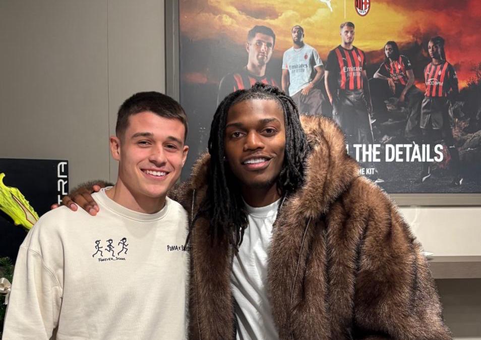 L’attaccante del Club Brugge Tresoldi a San Siro: la foto con Leao