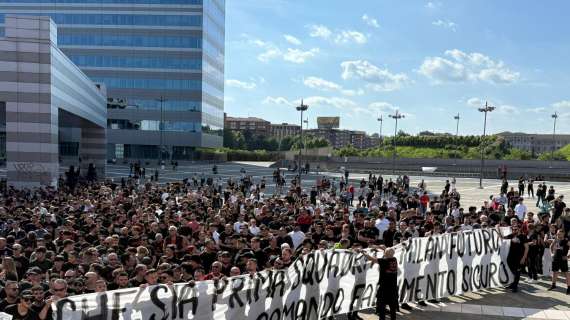Contestazione a Casa Milan, marea rossonera sotto la sede: la photogallery