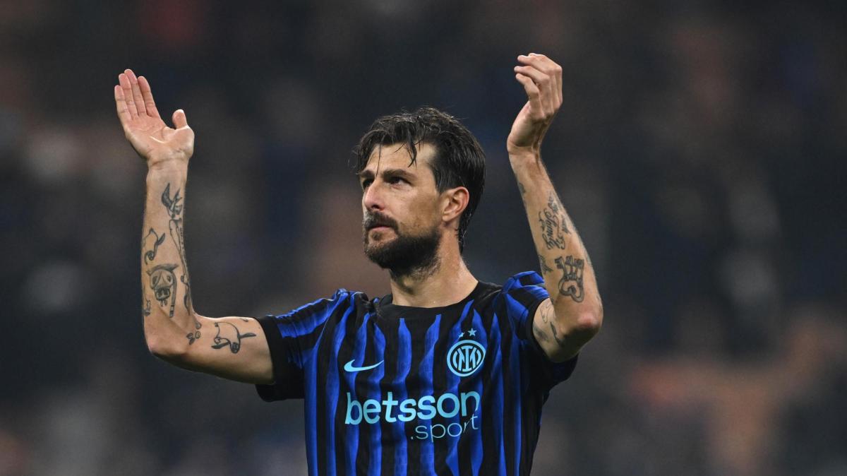 Acerbi, ci risiamo: il centrale dell’Inter tira i capelli a Leao in area. Il VAR non interviene