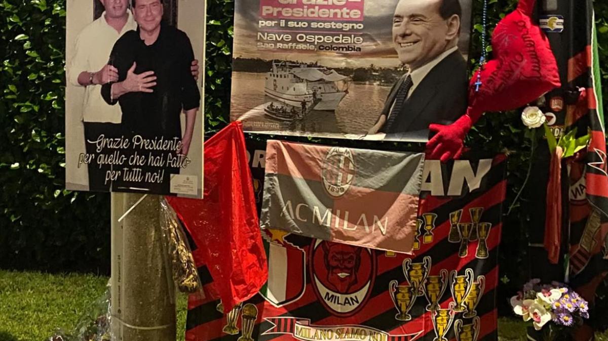 FOTO MN - Tre anni dalla scomparsa di Berlusconi, l'omaggio dei tifosi rossoneri ad Arcore