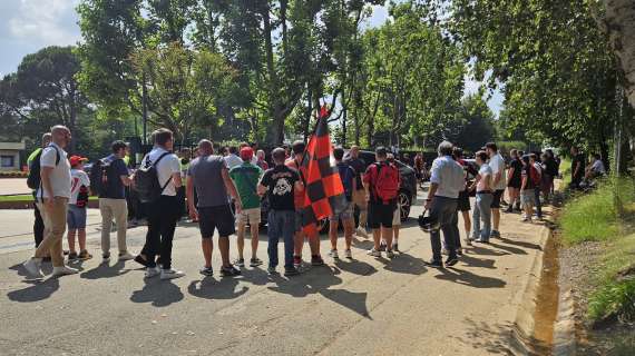 FOTO MN - Circa 200 tifosi fuori da Milanello per il raduno