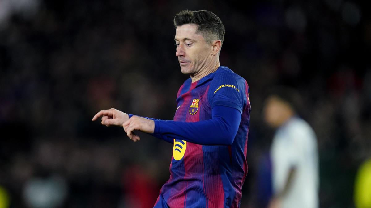 Romano: "Lewandowski, addio al Barça più vicino. Anche club italiani interessati, ma affare troppo costoso"