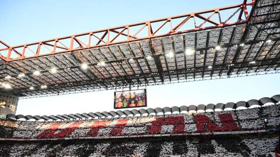 San Siro, curva laziale lancia un fumogeno nel settore dei tifosi rossoneri