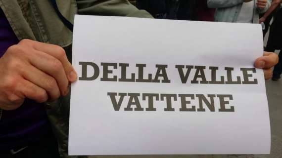 TMW - Fiorentina, flash mob contro i Della Valle allo store Tod's