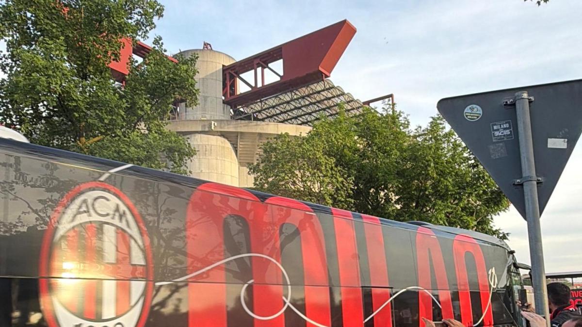 VIDEO MN - L'arrivo dall'alto del pullman rossonero a San Siro. Alle 20.45 Milan-Juve