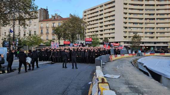 FOTOGALLERY MN - Il corteo della Curva Sud verso il Parco dei Principi per PSG-Milan