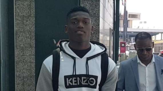 FOTO E VIDEO MN - L'arrivo a Malpensa di Rafael Leão: ora andrà a Casa Milan, domani le visite mediche