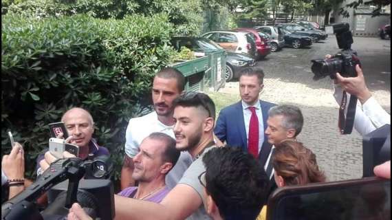 VIDEO MN - Bonucci, foto con i tifosi dopo le visite mediche