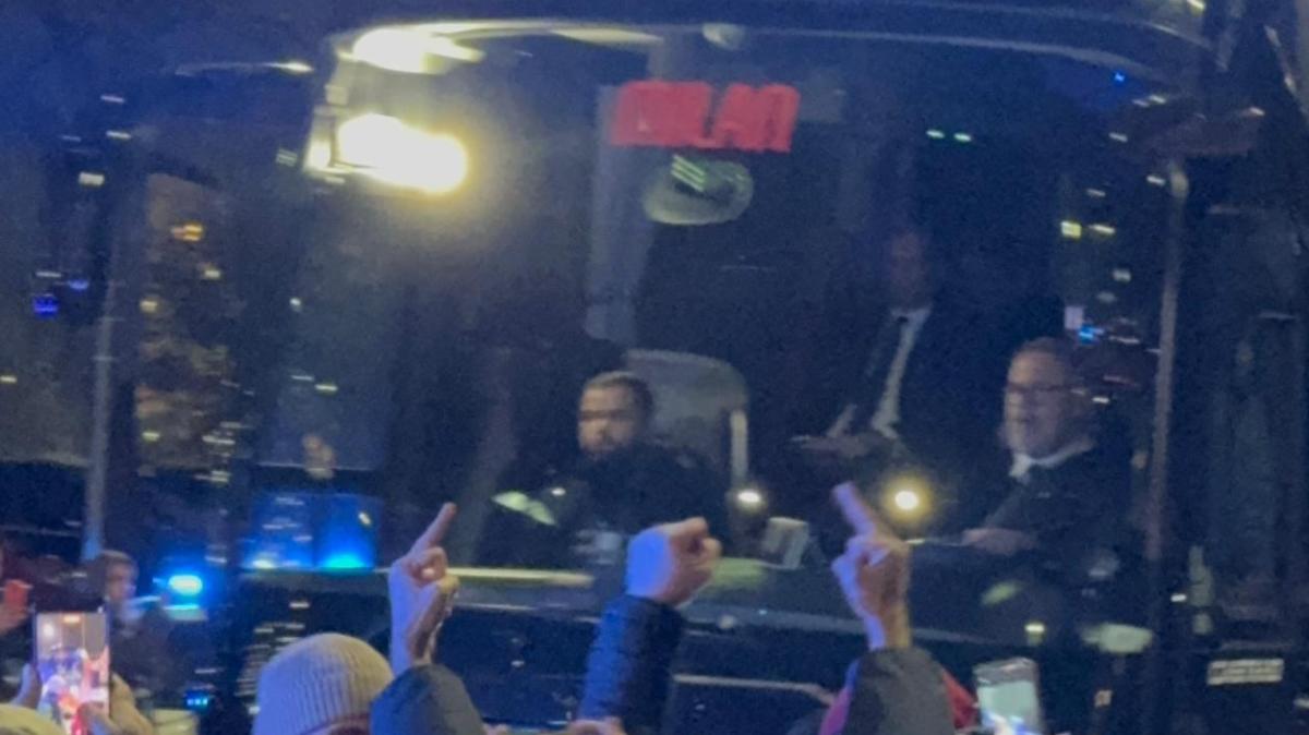 VIDEO MN – L’arrivo a San Siro del pullman del Milan per il derby