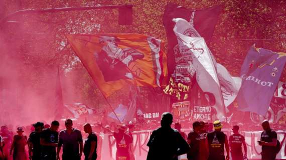 Derby Torino-Juve, migliaia di ultras bianconeri in corteo. Forze dell'ordine in controllo