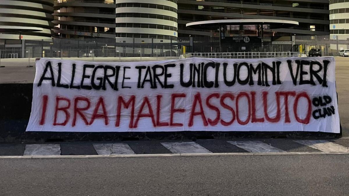 FOTO MN - Due nuovi striscioni dei tifosi del Milan: "Allegri e Tare unici uomini veri. Ibra male assoluto" e "Giocatori e società: tutti colpevoli"