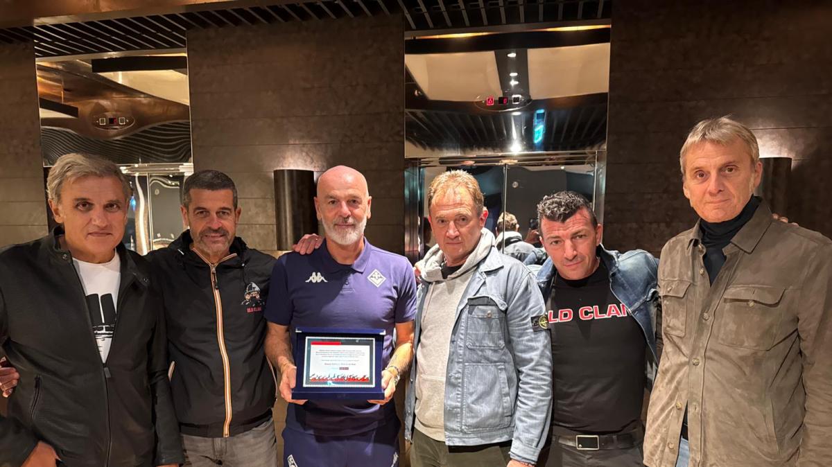 MN – Il Milan Club “Old Clan” sorprende Pioli in albergo con una targa
