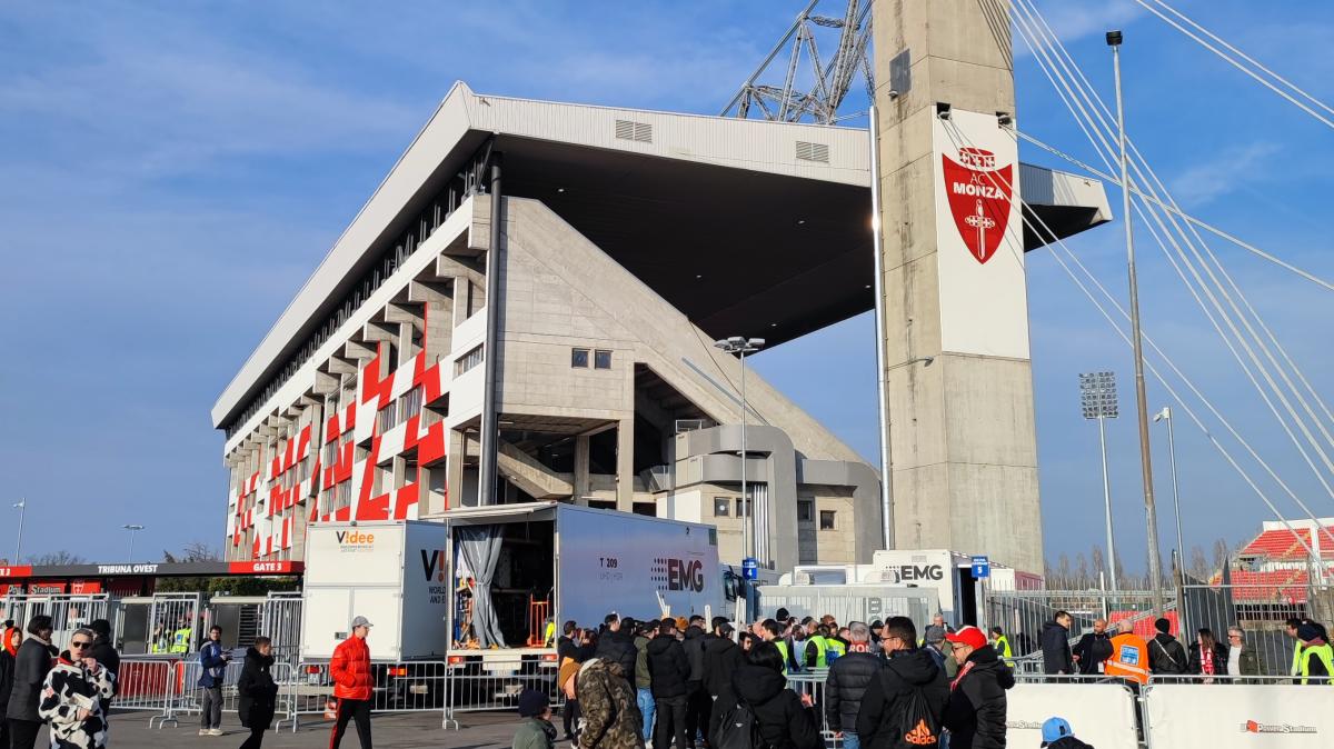 Tempesta in Lombardia, crolla un maxi schermo dell’U-Power Stadium