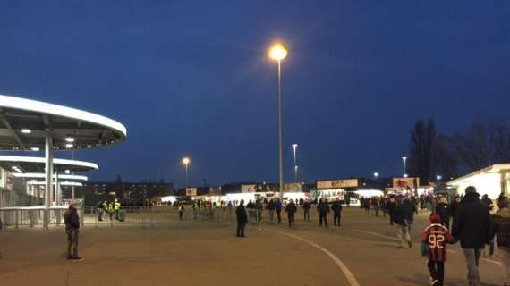 FOTO MN - San Siro: piazzale dello stadio semi-vuoto