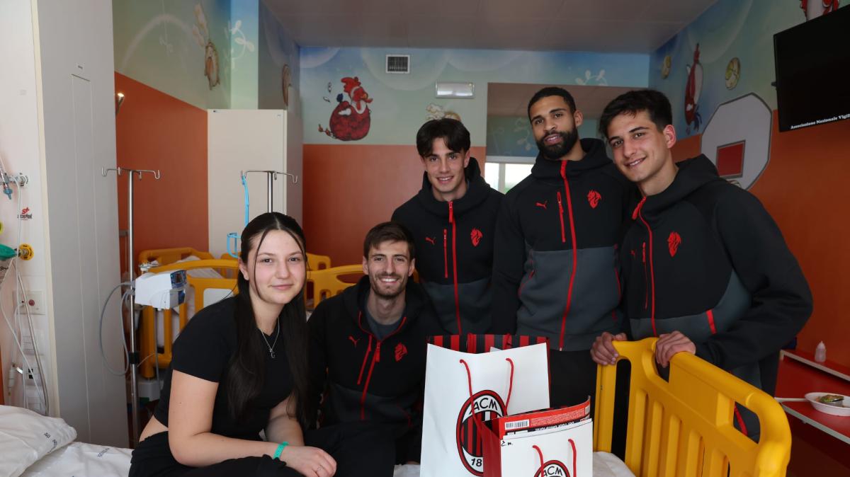 FOTO - I calciatori del Milan in Pediatria all'ospedale Del Ponte di Varese: presenti anche Gabbia e Loftus-Cheek