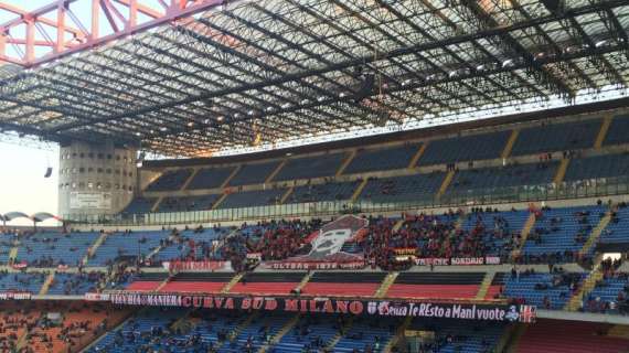 FOTO MN - Verso Inter-Milan, la Curva Sud attende l'inizio del derby 