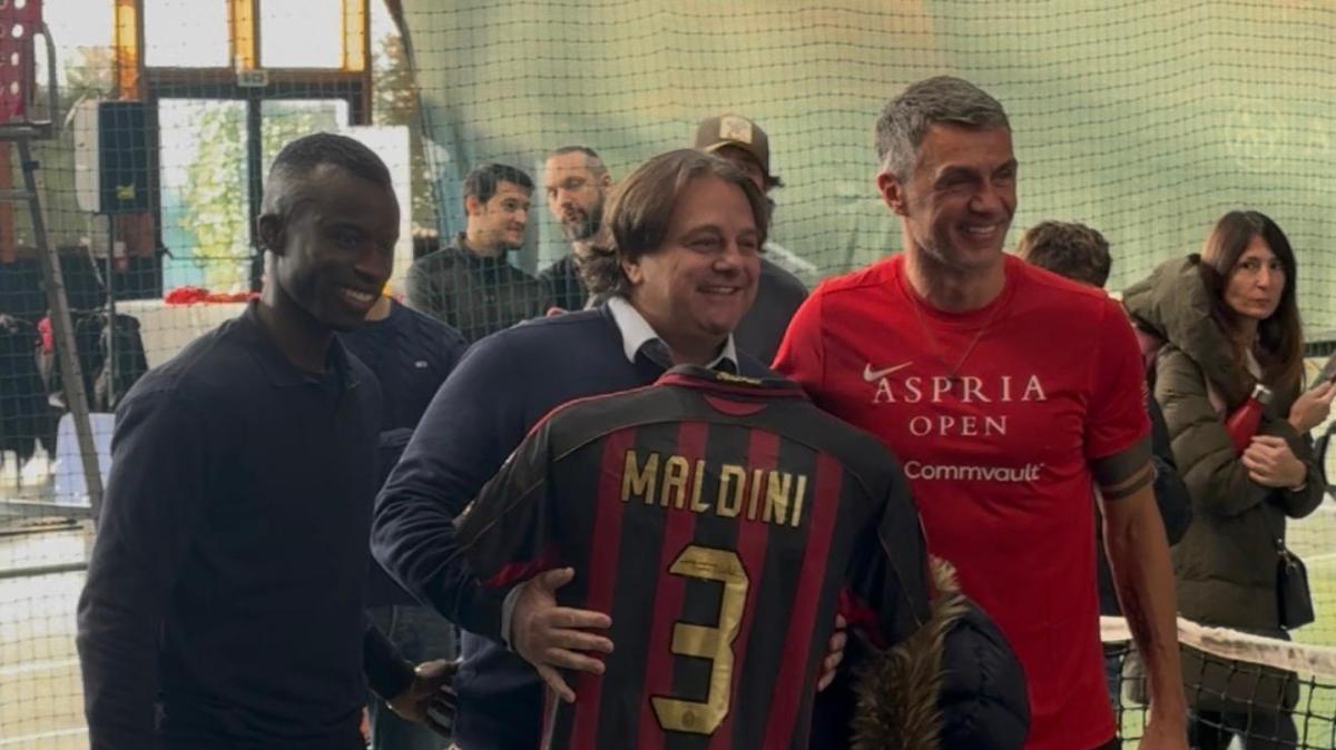 VIDEO MN - Un'opera d'arte per Paolo Maldini: Ressentia gli dona la sua maglia-scultura
