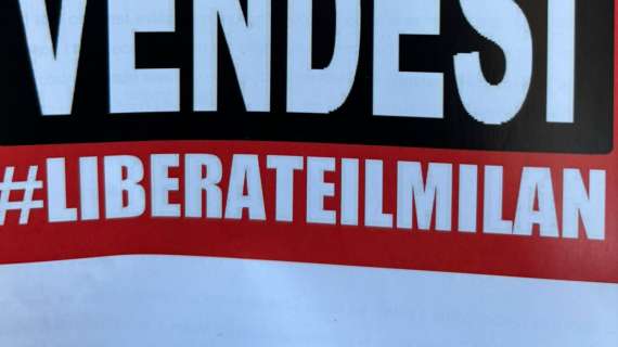 Il corteo della Curva arrivato a San Siro. In testa lo striscione: "Liberate il Milan"