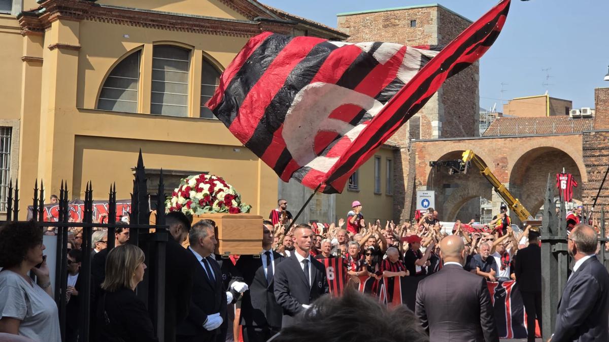 LIVE MN - Funerale Baresi: arrivato il feretro. Cori: "Un Capitano" e "You'll never walk alone"