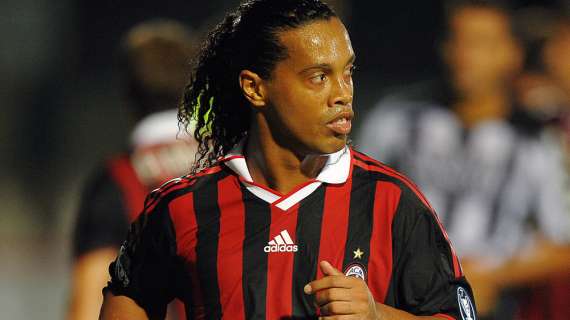 RONALDINHO VINCE IL GOLDEN FOOT 2009