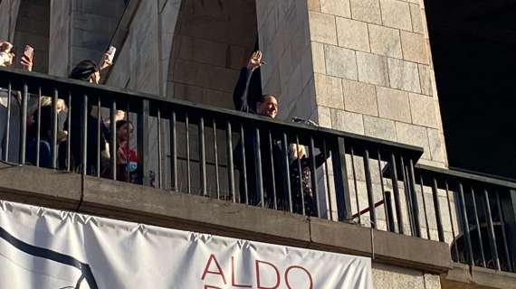 VIDEO MN - Piazza Duomo, alla festa del Milan ci sarà anche Silvio Berlusconi: il saluto ai tifosi milanisti