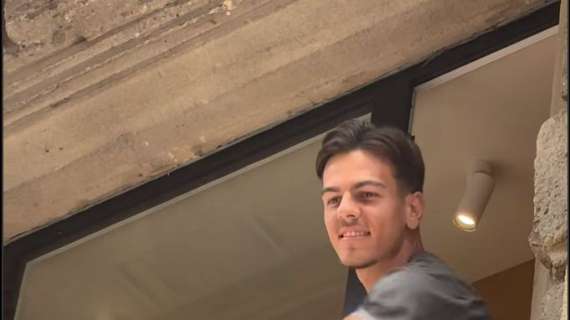 VIDEO MN - Jashari acclamatissimo dai tifosi. Sorrisi e lancio della maglia