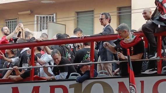 FOTO MN - Festa Milan: anche Paul e Gordon Singer sul pullman scoperto diretto in piazza Duomo