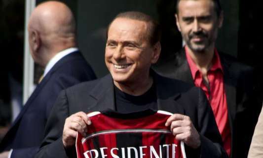 MC - Berlusconi a Milanello: "Domani ci sarà lo stadio pieno con 10mila stranieri. Complimenti Menez per i tuoi 16 gol"