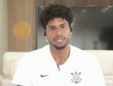 Il portiere Hugo Souza, accostato al Milan per il post Maignan, è diventato famoso per aver parato tre rigori nella stessa partita