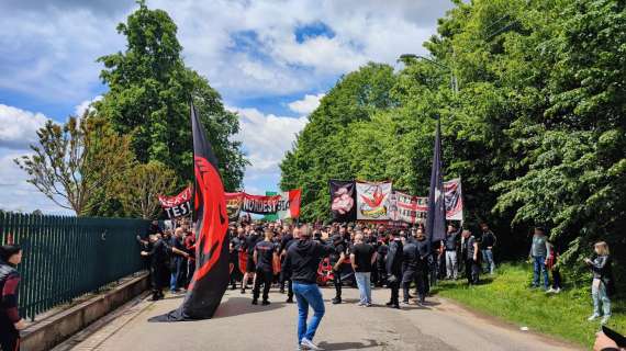 Gazzetta: "Carichi a mille. I tifosi invadono Milanello: 'Crederci'"