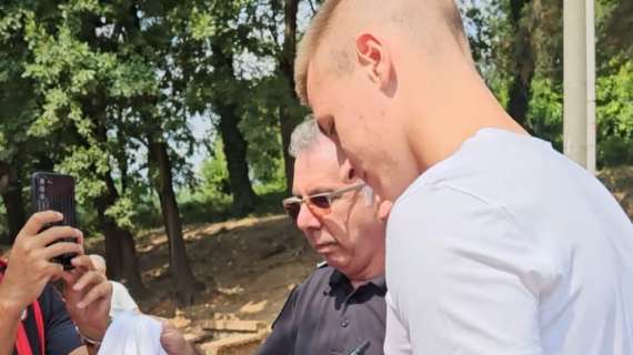 VIDEO MN - Entusiasmo e affetto per Camarda. Il piccolo bomber concede foto e autografi fuori da Milanello