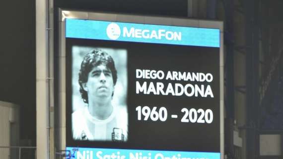 Maradona, Ancelotti commosso in campo: non trattiene le lacrime